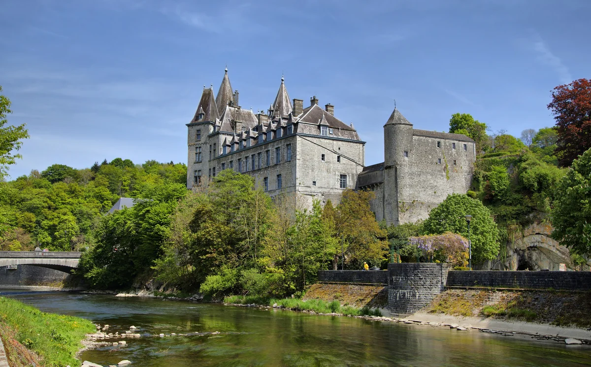 Blick auf Durbuy — ein traumhaftes Reiseziel für Hotels mit Sauna